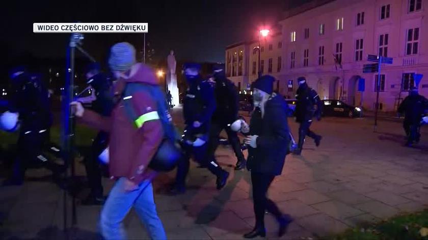 Interwencje policji w czasie środowych manifestacji w Warszawie. Marta Lempart spryskana gazem
