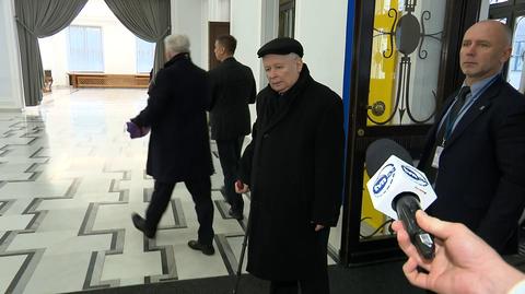 Rzadko spotykana sytuacja w Sejmie. Jarosław Kaczyński odpowiada na pytanie dziennikarzy 