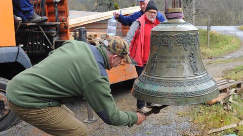 W Maniowie wykopali z ziemi zabytkowy dzwon 