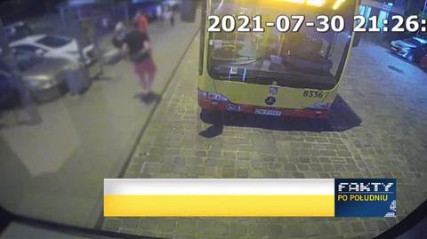 Ratownicy medyczni przy 25-latku. Nagranie z kamer monitoringu autobusu