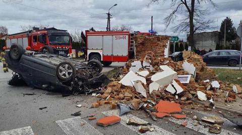 Radomsko. Kierowca peugeota wjechał w kapliczkę. Samochód dachował