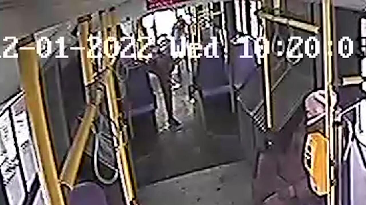 Sosnowiec. Kierowca autobusu interweniował, gdy pasażer zaatakował innego. Zablokował drzwi i wezwał policję