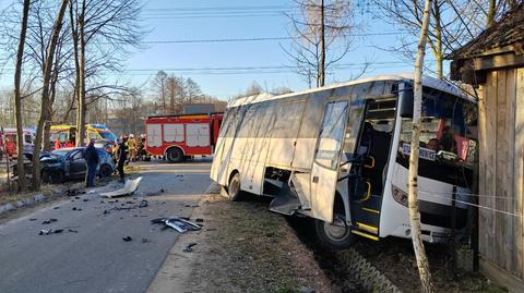 Wypadek autobusu z młodzieżą szkolną i samochodu osobowego w Rzepinku