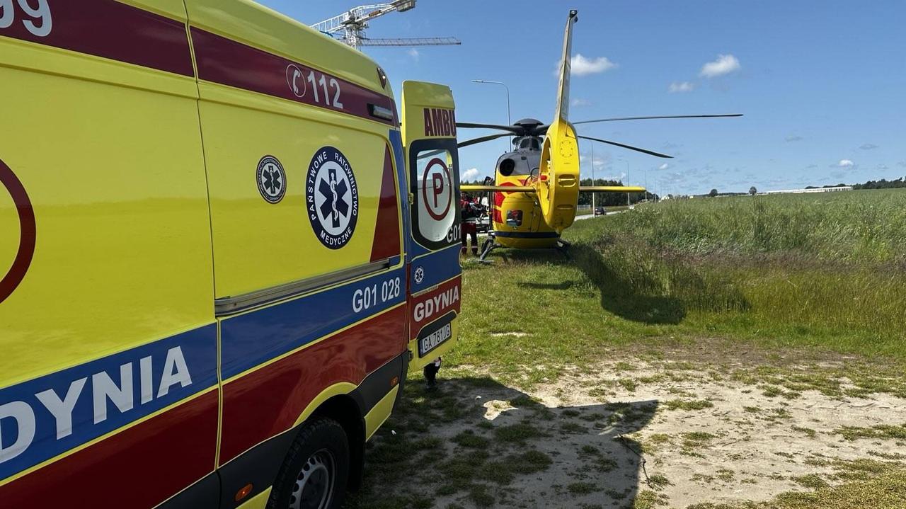 15-latek wjechał hulajnogą w śmietnik, do szpitala zabrał go śmigłowiec