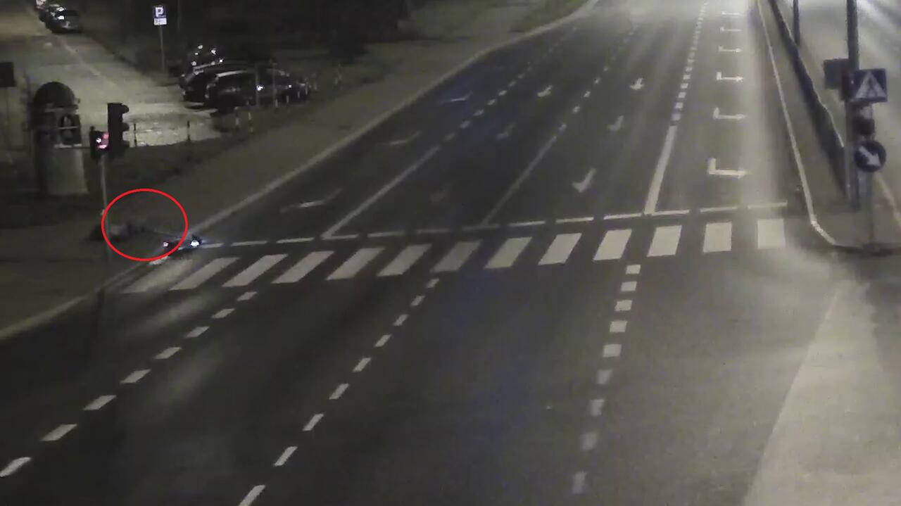 Pijany na hulajnodze. Policja pokazuje, jak zakończył swoją jazdę