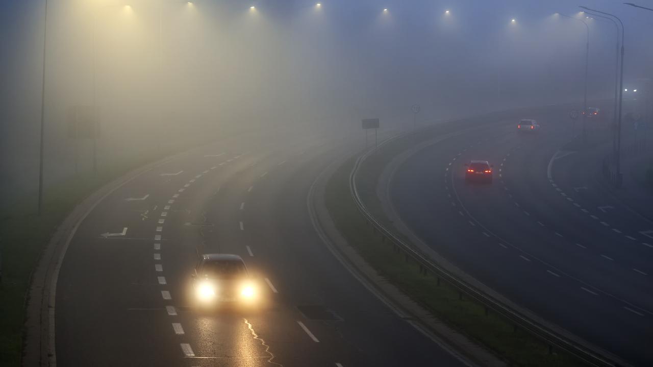 Gęste mgły. Żółte alarmy w części kraju