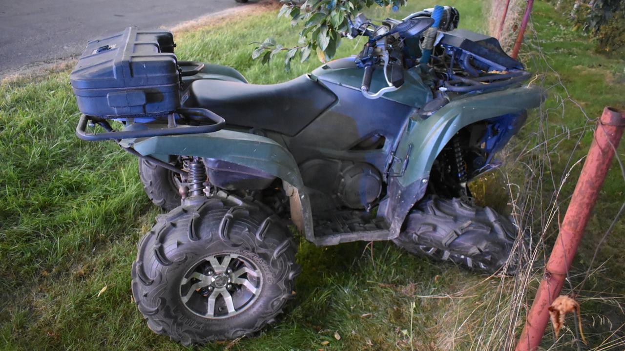Quad zderzył się z autem, pijany kierowca próbował uciekać z urwanym kołem