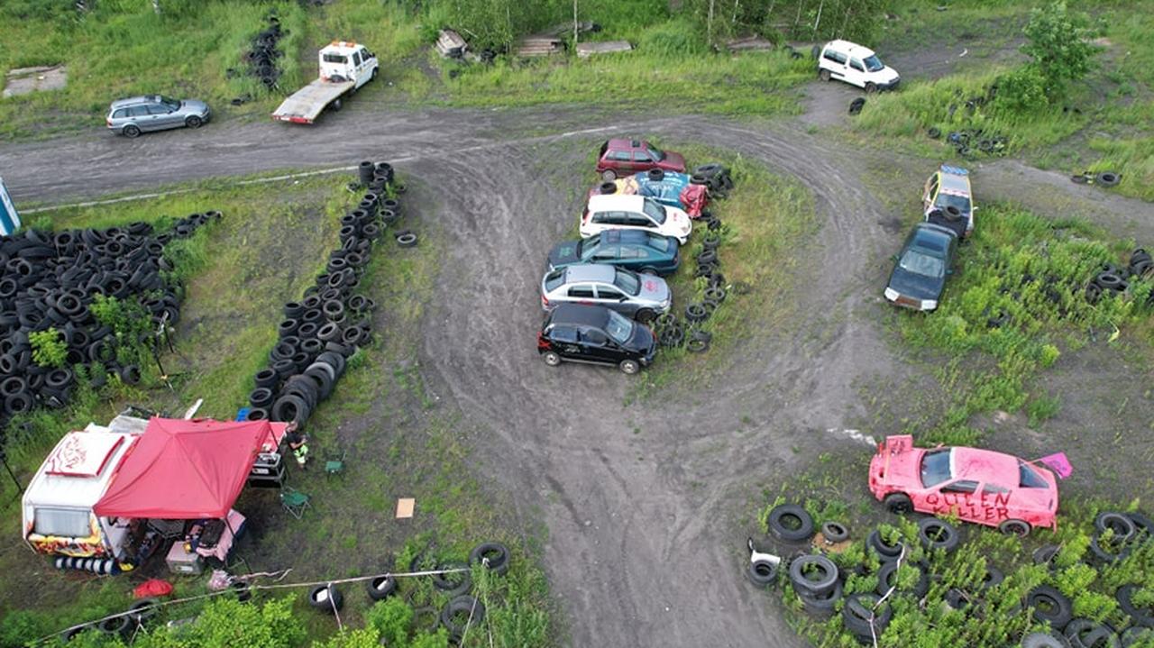 W trakcie wyścigu oderwało się koło i uderzyło w kobietę  