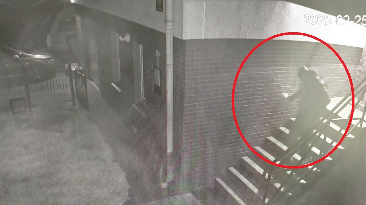 Rozpylił śmierdzącą substancję. Policja publikuje nagranie i szuka świadków
