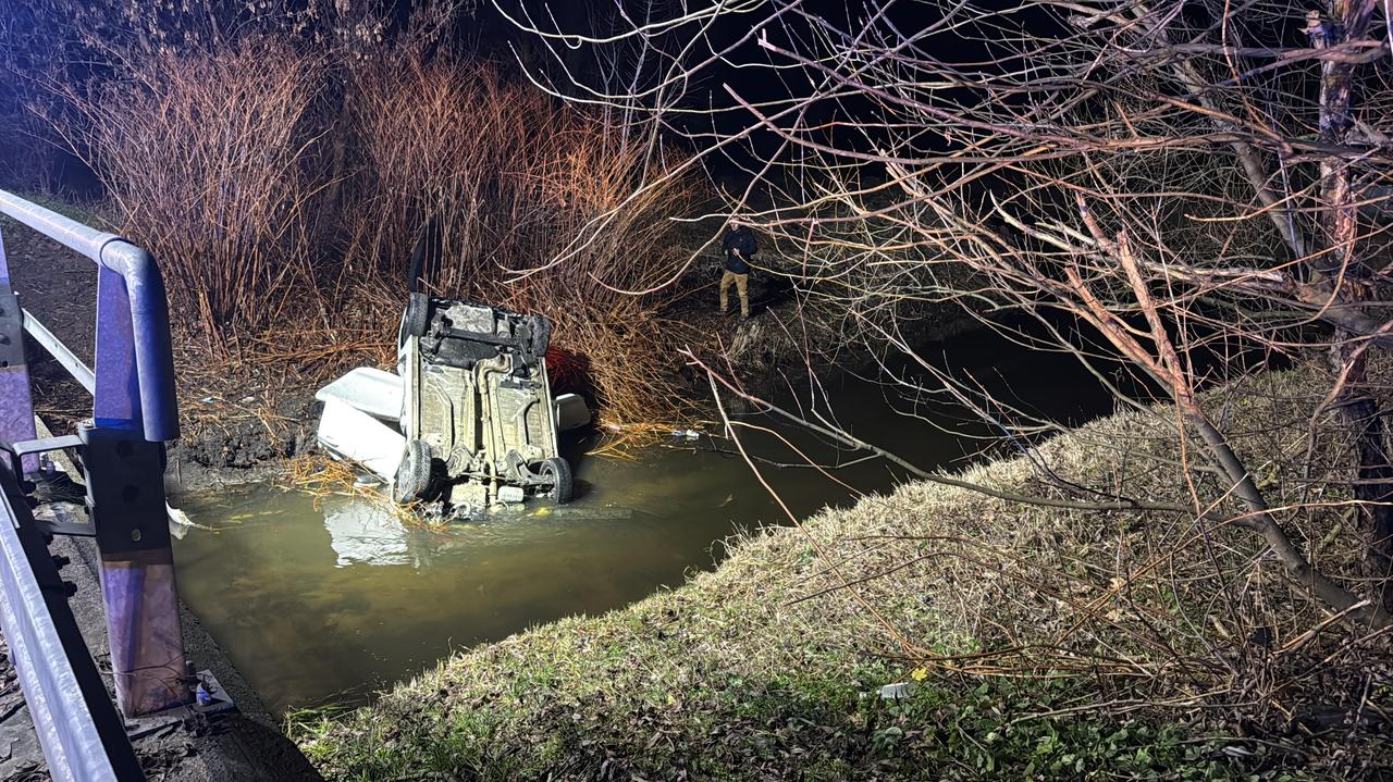 Wpadli do rzeki, kierowca zmarł w szpitalu