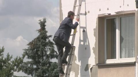 Minister na drabinie. Andrzej Halicki wdrapał się na piętro zniszczonego domu
