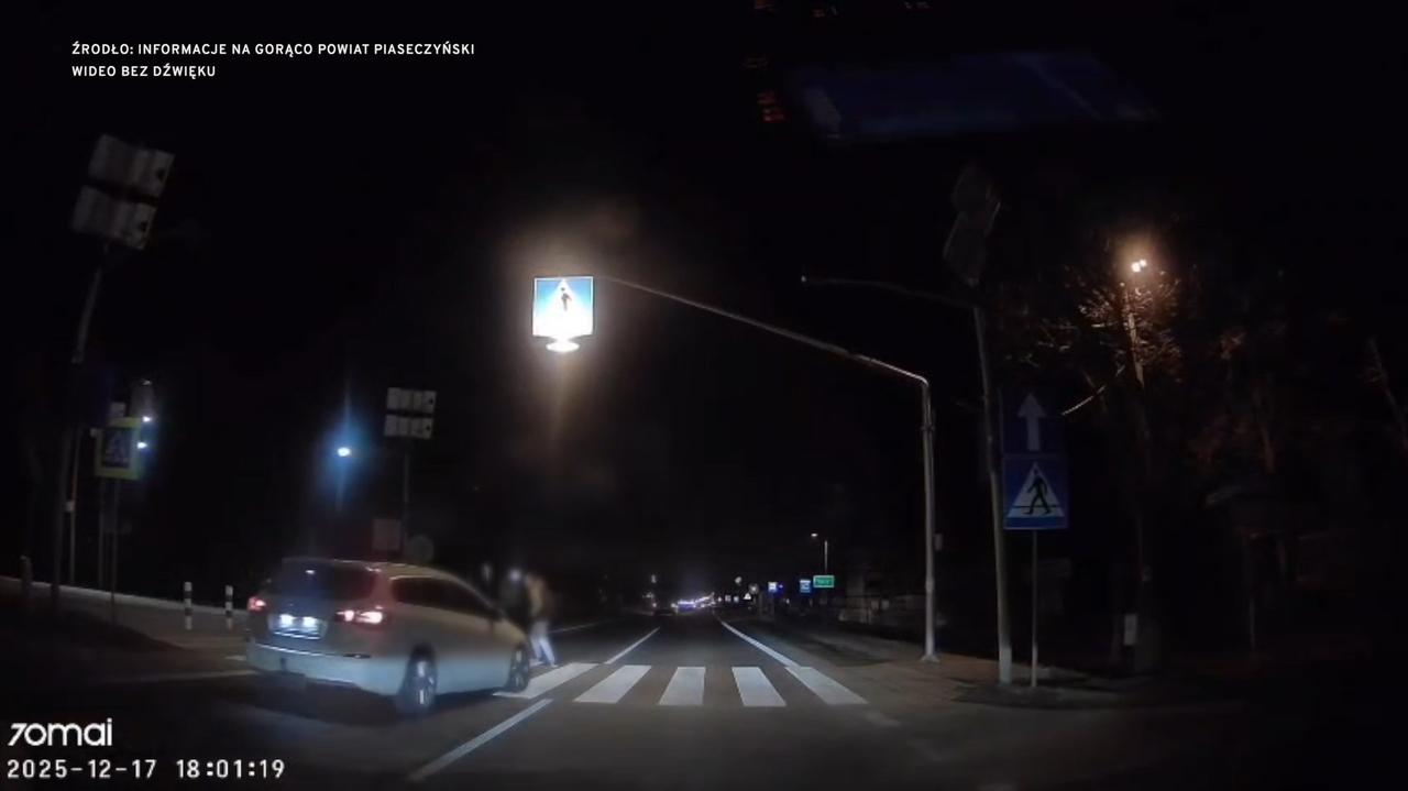 Wjechał na pasy, gdy przechodził nimi pieszy. Szokujące nagranie