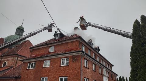 Pożar dachu klasztoru w Braniewie. Ogień gasiło 14 zastępów straży pożarnej