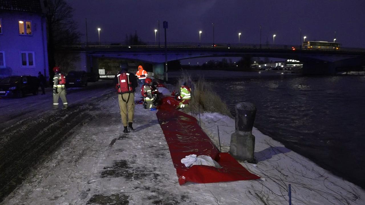 Niebezpieczna pogoda w Polsce. Wylewa Zalew Wiślany, odwołany sylwester