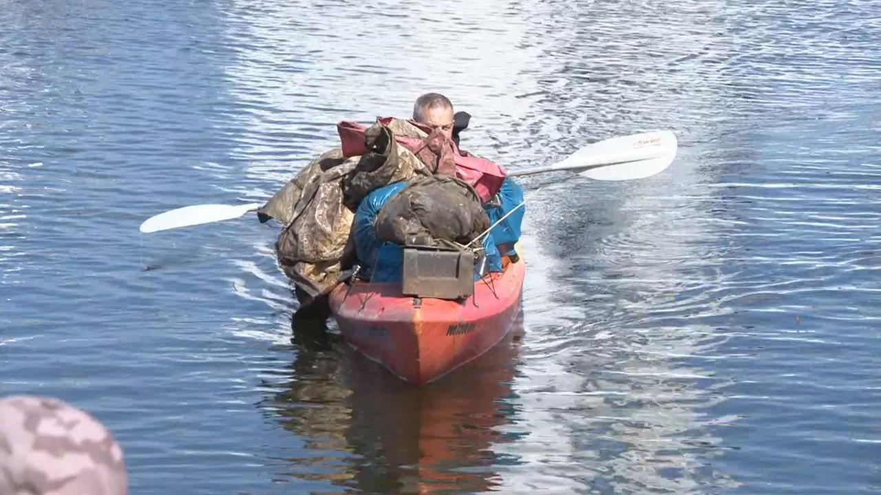 Kajakarze sprzątają Odrę. W godzinę zapełnili cały kontener śmieci