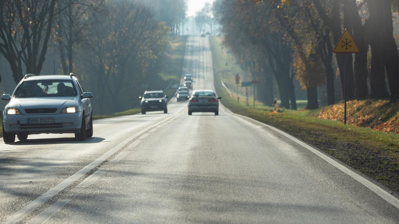 "Droga w jednej chwili staje się śliska jak lód". Ostrzeżenie