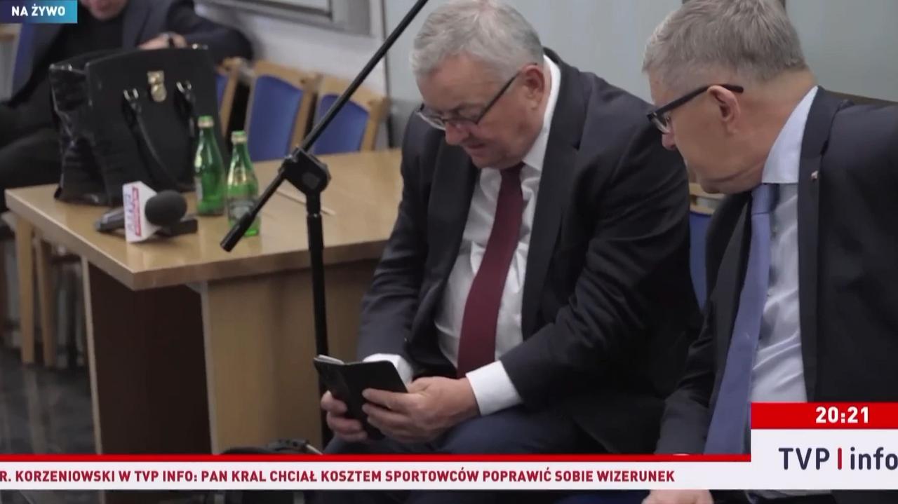 "Niskie, słabe, seksistowskie". Kamera uchwyciła zachowanie posła w Sejmie