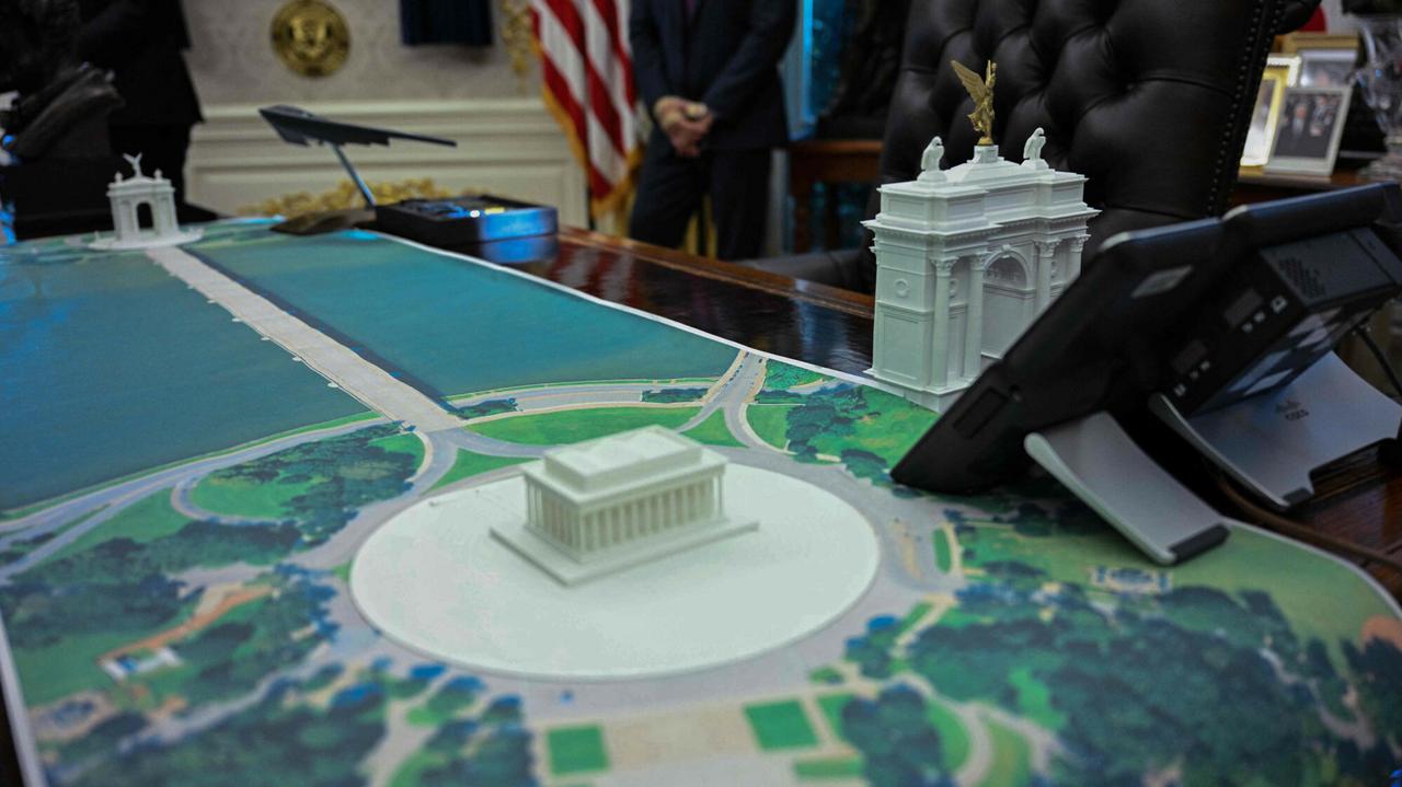 Fotograf uchwycił modele na biurku Trumpa. Ruszyły spekulacje