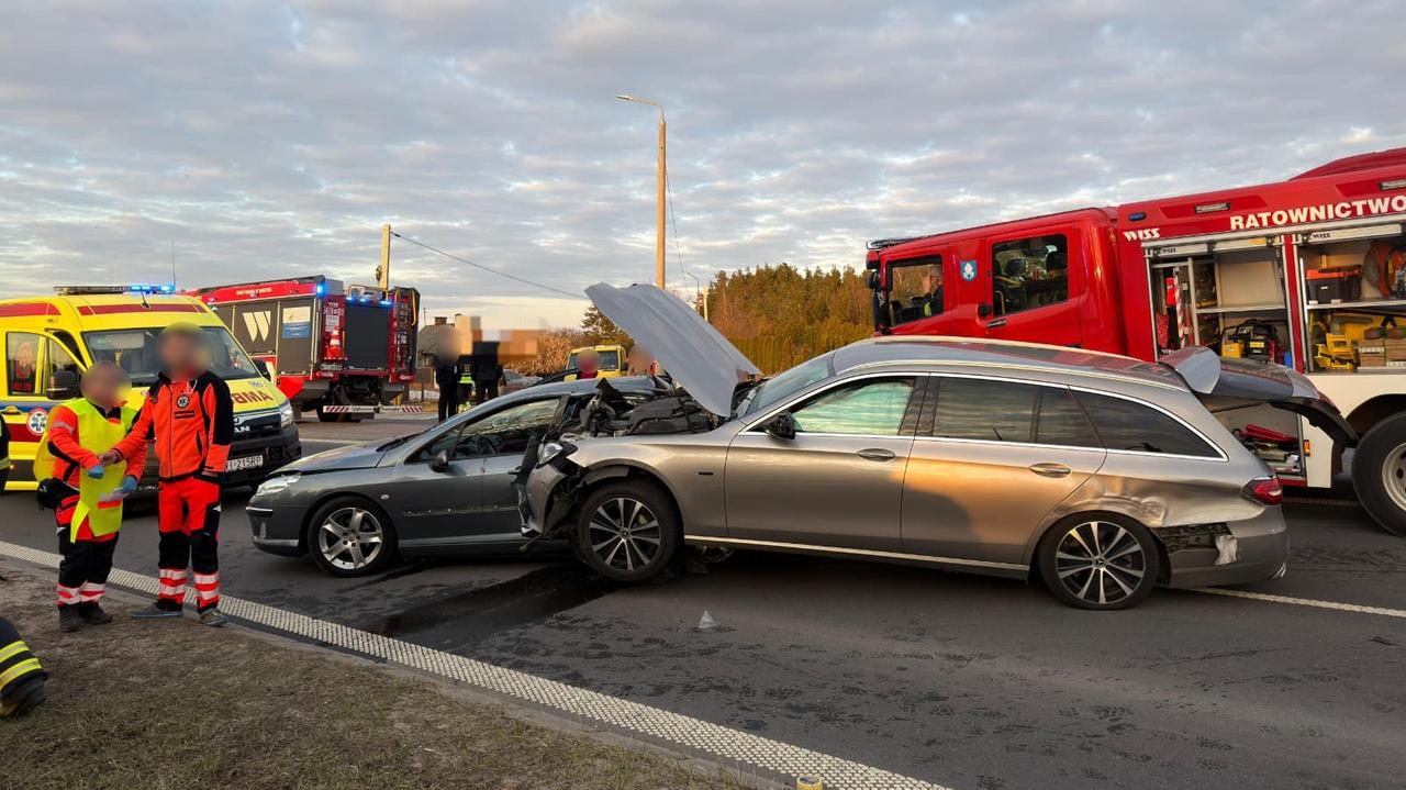 Wypadek w Tarczynie, cztery osoby ranne. Lądował śmigłowiec LPR