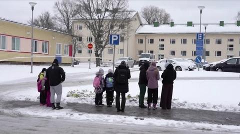 Strzelanina w szkole w Finlandii. Mieszkańcy składają kwiaty i znicze