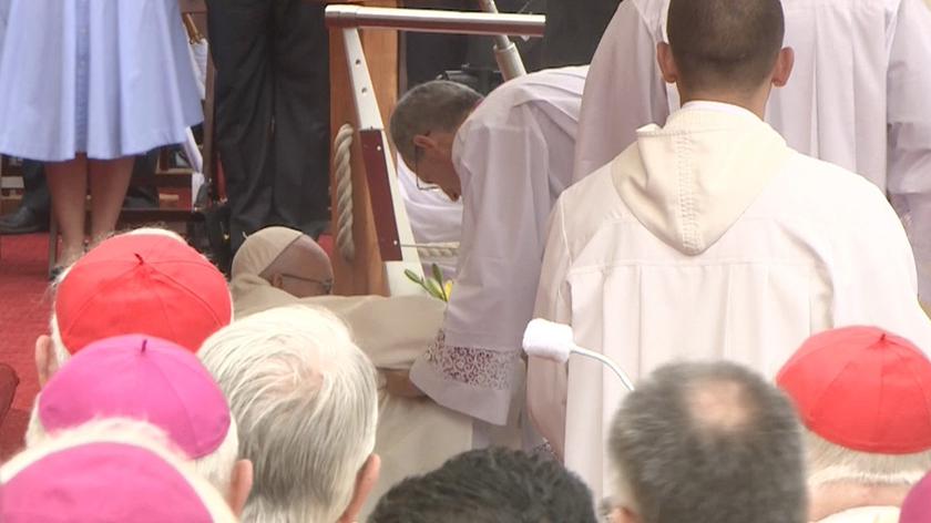 Papież upadł przed rozpoczęciem mszy