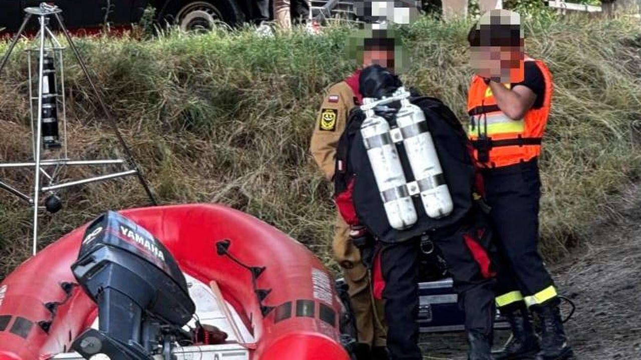 Szukali w nocy, odnaleźli dopiero w dzień. Ciało 42-latka wyłowiono ze stawu
