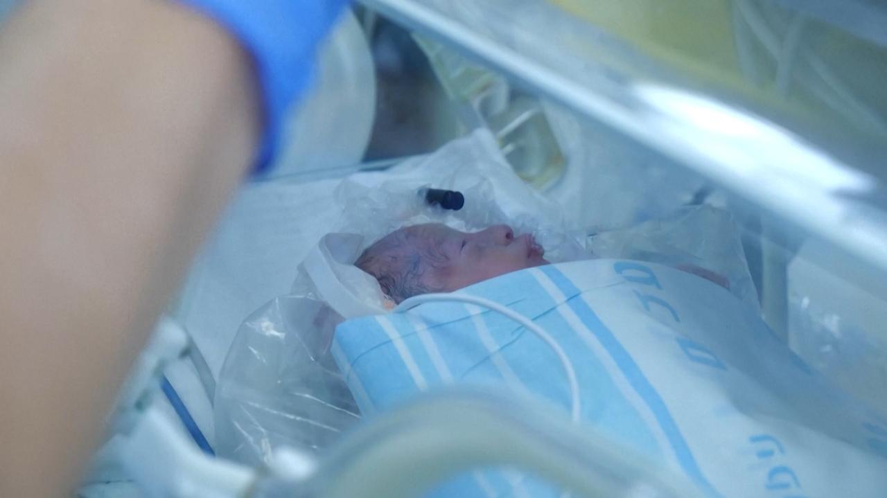 Poród w izraelskim podziemnym szpitalu. Na świat przyszły trojaczki