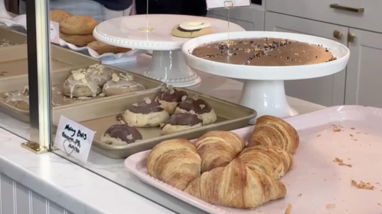 Właścicielka cukierni otrzymuje pogróżki. Powód? Napis na ciastkach