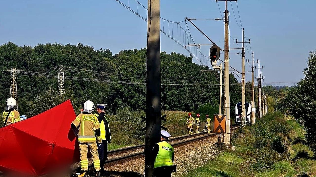 Tragedia na torach. Pociąg potrącił rowerzystę