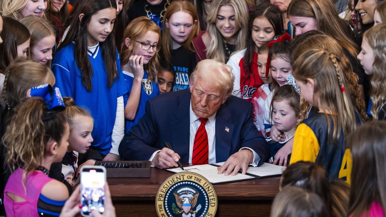 Trump w otoczeniu dzieci podpisał kolejne rozporządzenie