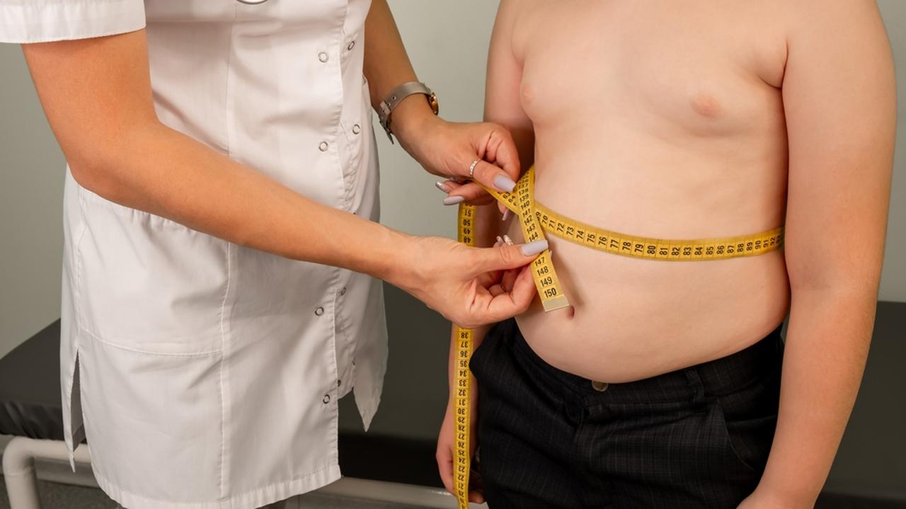 Dzieci w Polsce coraz mniej śpią i coraz więcej ważą. Nowe dane WHO i IMiD