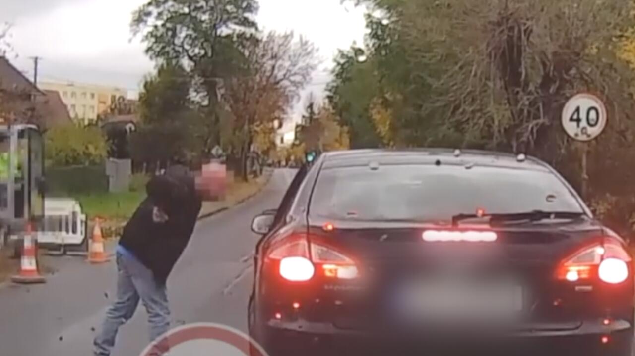 Poszarpał i opluł kobietę jadącą z dzieckiem. Bo zajechała mu drogę. Nagranie