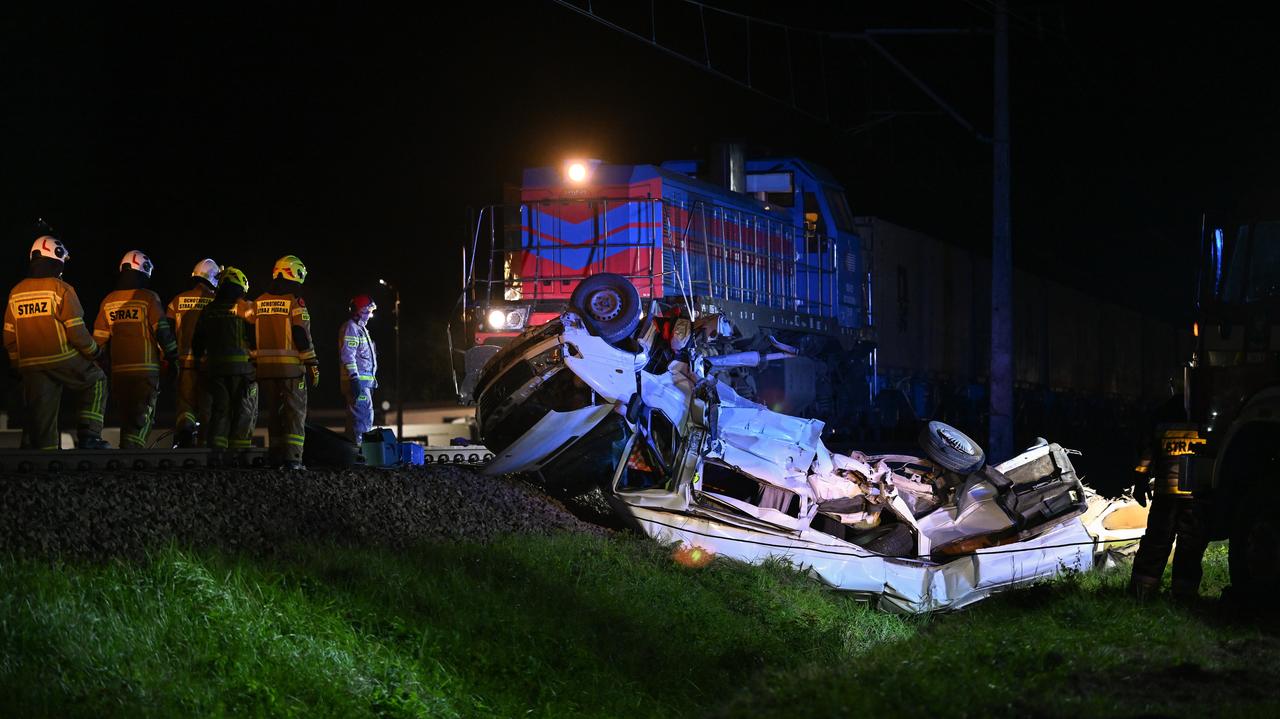 Bus wpadł pod pociąg. Ranny kierowca