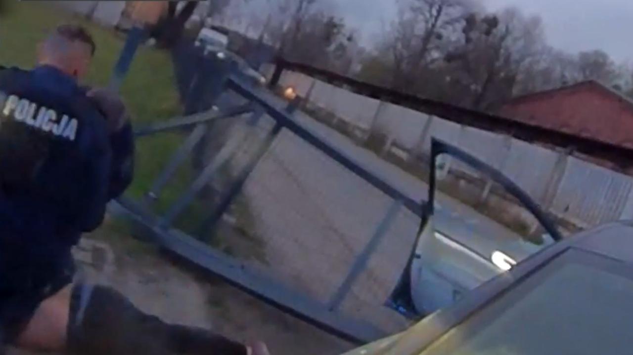Staranował zaparkowane auta. Na widok policji zaczął uciekać