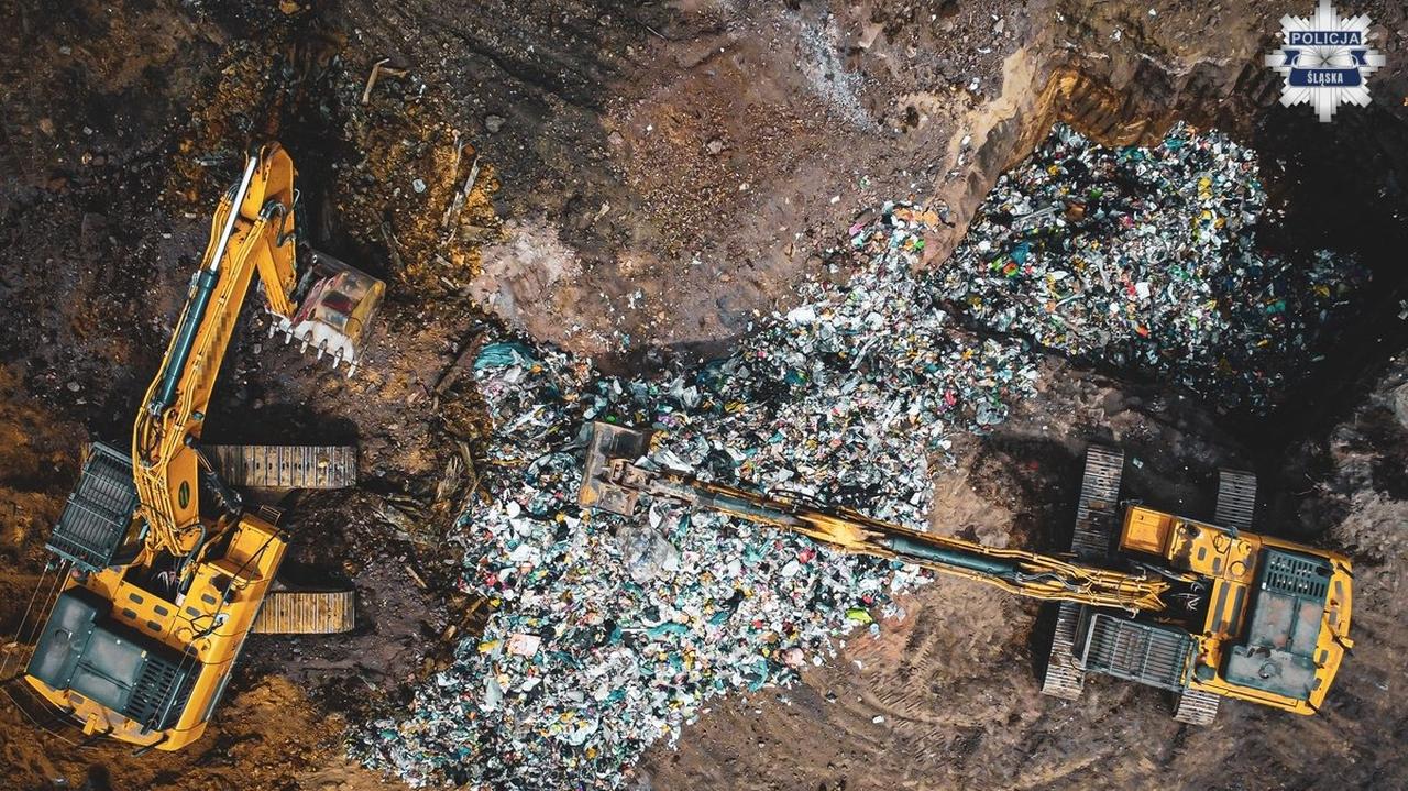 21 osób z zarzutami. "Przez kilka lat zakopywali odpady"
