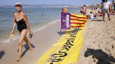 Mieszkańcy Majorki podczas protestu na plaży