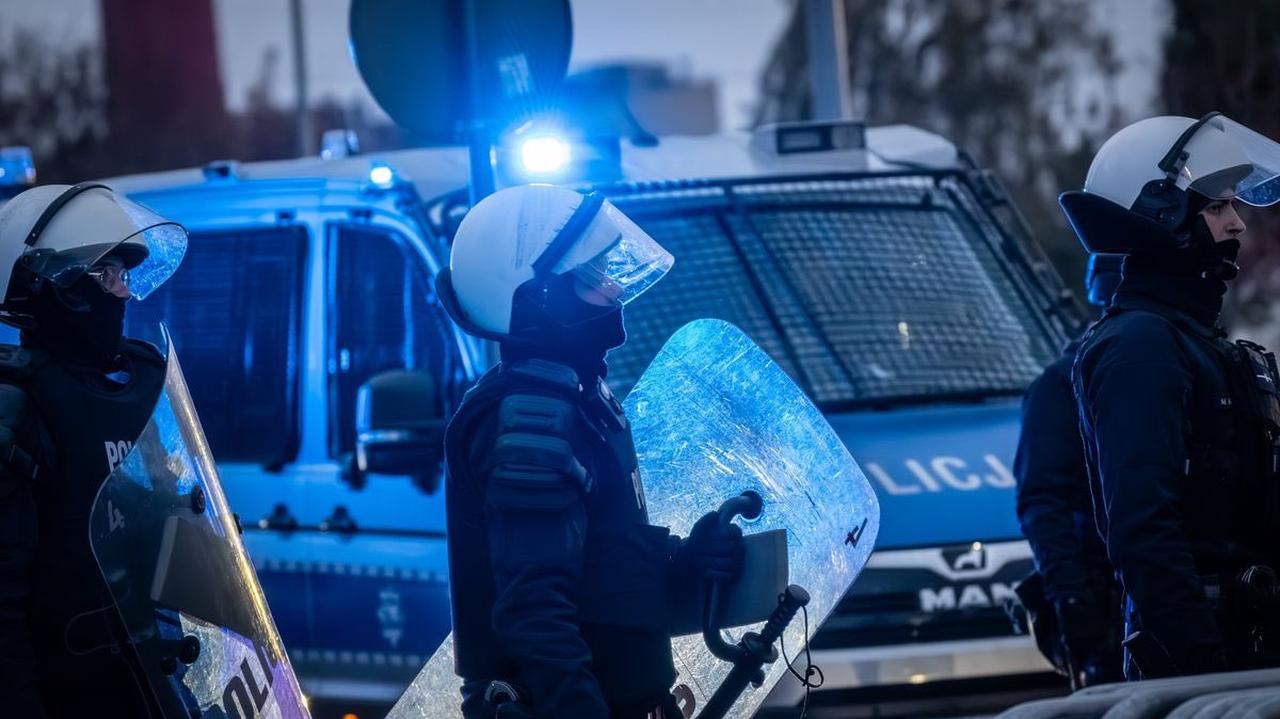 Pseudokibice wtargnęli na boisko, ranni policjanci