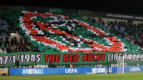 Kibice Legii przed stadionem przy ul. Łazienkowskiej