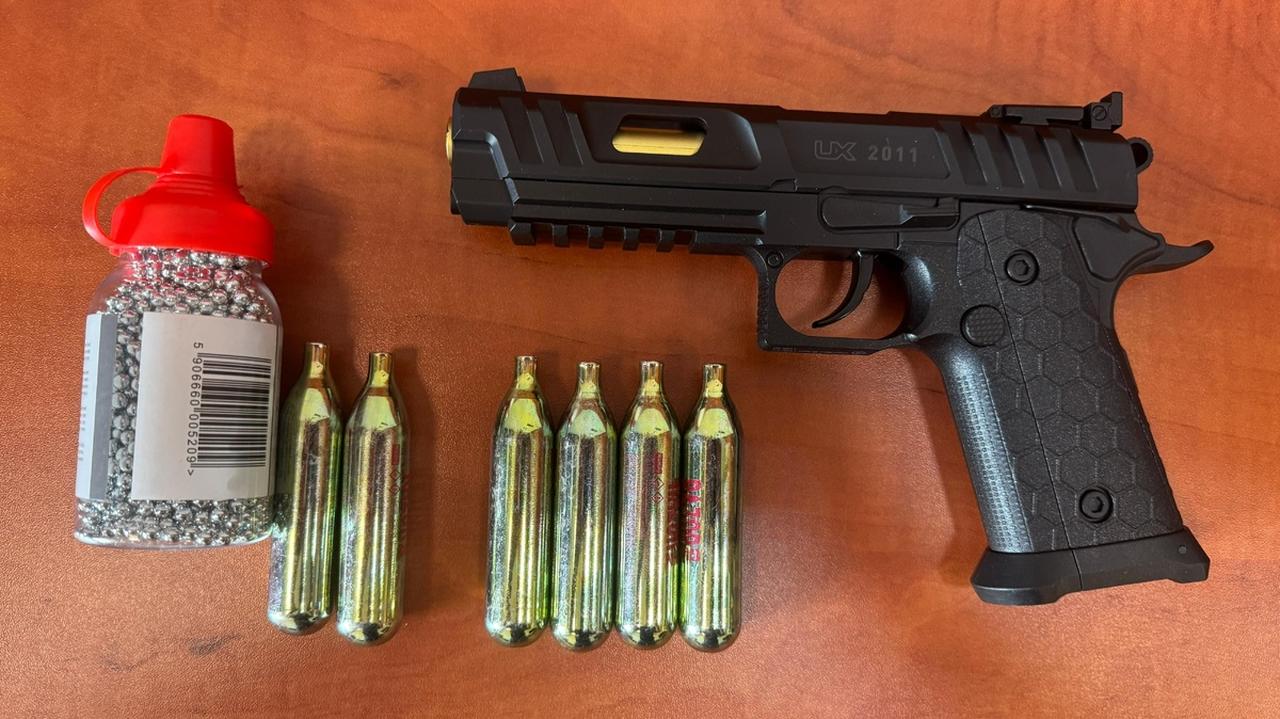 "21-latek oddał w stronę swojego ojca kilkanaście strzałów z broni na metalowe kulki"