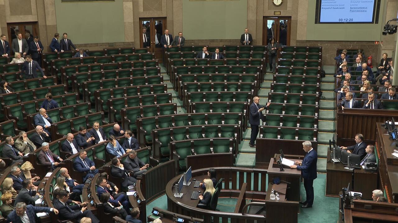 "Precz z komuną!". Okrzyki i nagłe wyjście posłów PiS z sali plenarnej