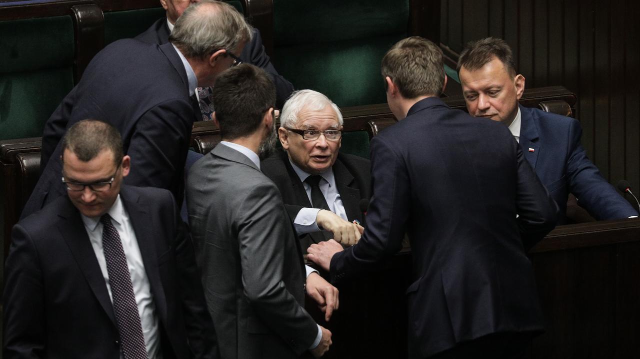 Ktoś powiedział "po moim trupie". W partii wrze, Kaczyński wzywa ludzi