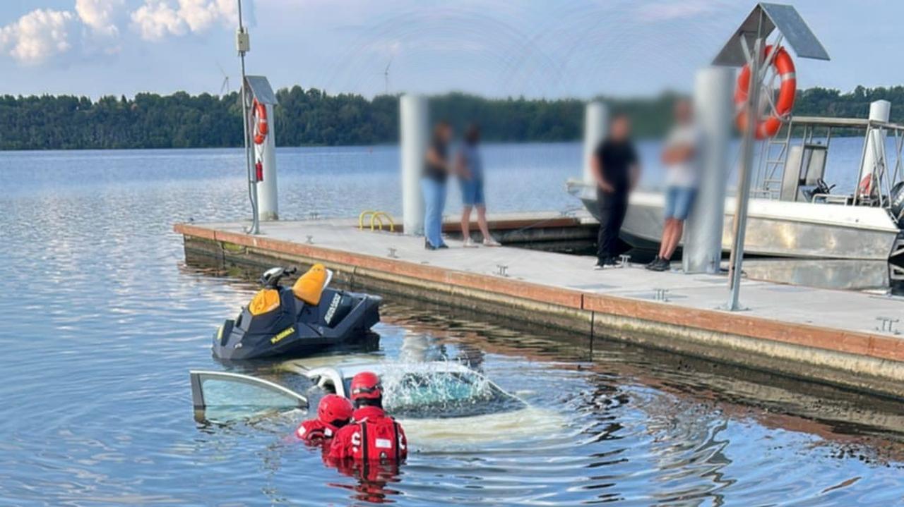 Wodował skuter, zatopił auto. "Wciśnięcie hamulca nie pomogło"