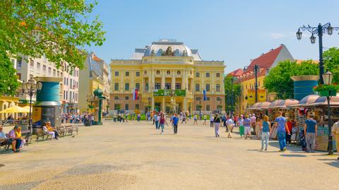 Baner, który zawisł na budynku NBP. Mowa jest w nim o "głównych przyczynach inflacji"