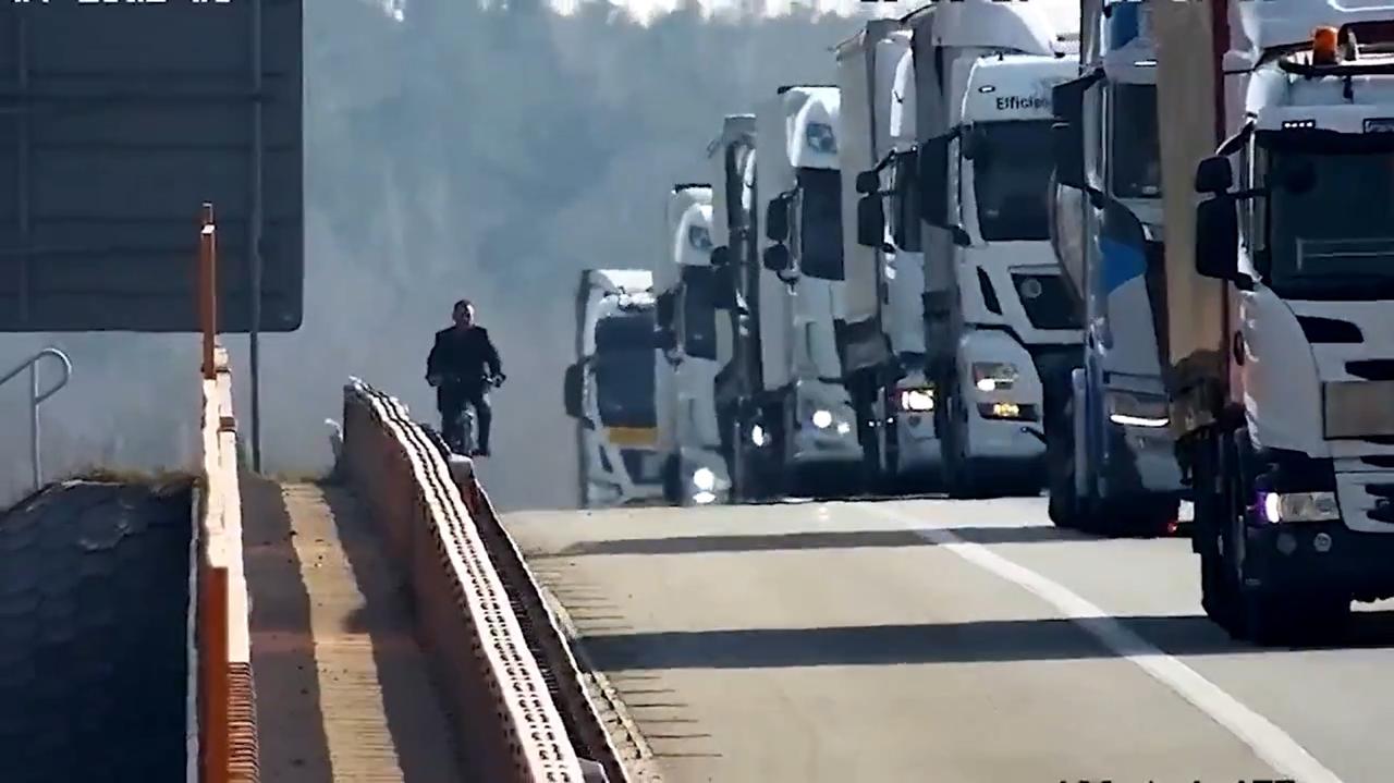 Był przekonany, że pas awaryjny na autostradzie jest dla rowerów. Nagranie