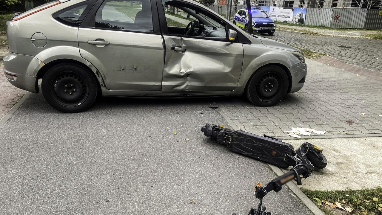 Uderzył hulajnogą w auto. 17-latek w szpitalu ze złamaniami