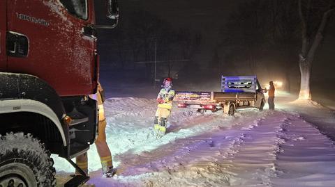 Samochody są uwięzione w zaspach