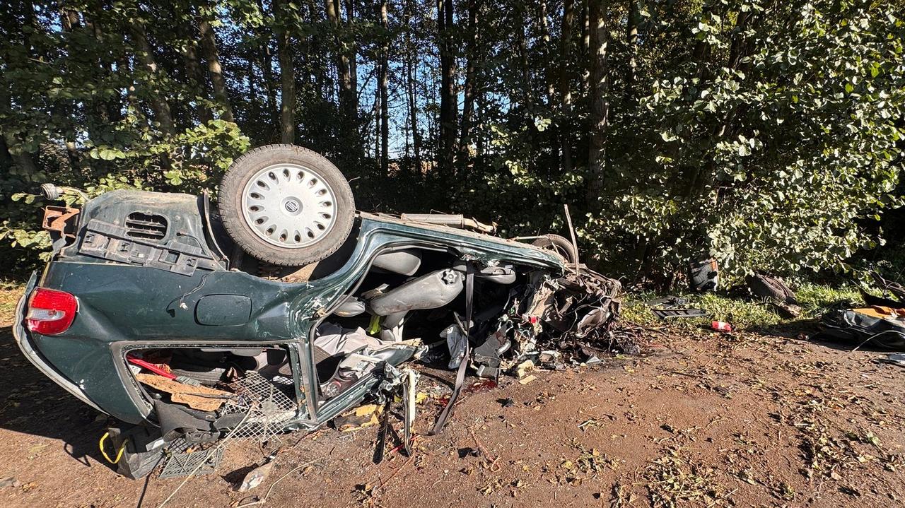 Chciał wyprzedzać, skończył na dachu. Kierowca pijany i z zakazem