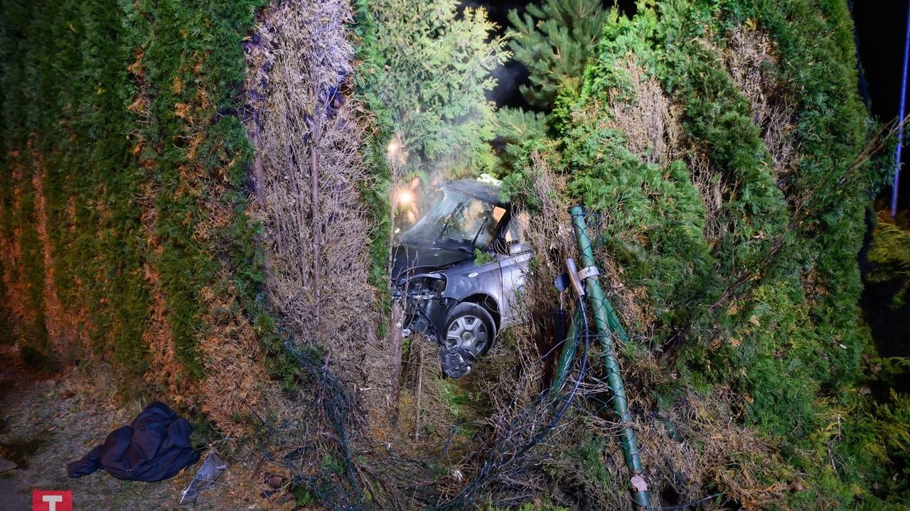 Staranował ogrodzenie i wpadł na posesję. 20-latek trafił do szpitala