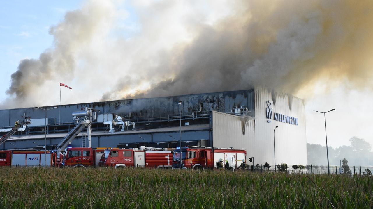 Płonie zakład produkcyjny. Trwa akcja gaśnicza