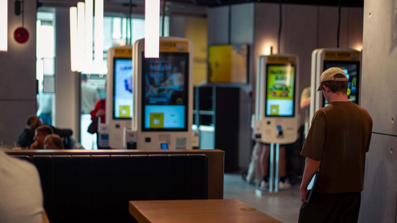 Wielka sieć zmieni logo. Ale tylko w jednym lokalu